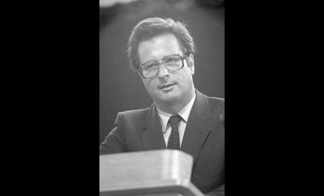 Bundesarchiv_B_145_Bild-F063645-0024,_Pullach,_Besuch_Carstens_beim_BND_trauer